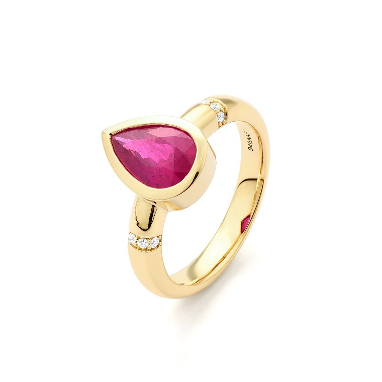 Facet Traceability Rubin Ring in 750/18 Karat Gelbgold