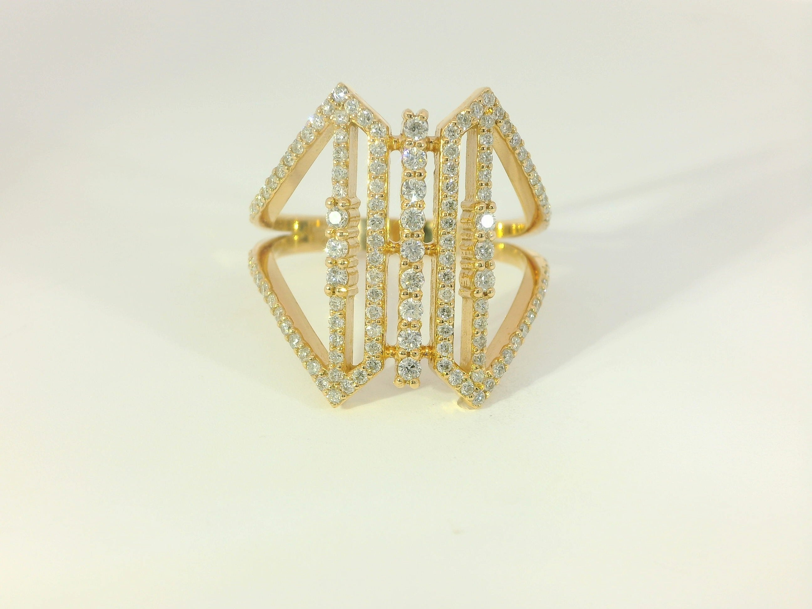Exquisiter Damenring aus 18 Karat Gelbgold – mit 121 Diamanten veredelt - YZ0003252