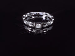 Feiner Damenring aus 18 Karat Weissgold – mit funkelndem Einzel-Diamanten - YZ0003292