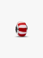 Der Pandora Moments Rote Zuckerstange Murano-Glas-Charm mit edler Platinbeschichtung und rot-weissem Streifendesign