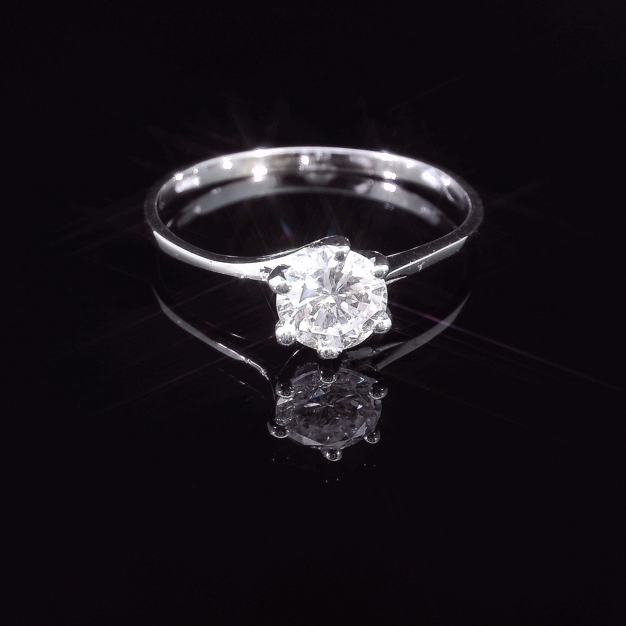 Strahlende Schlichtheit – Weissgoldring mit 0.60ct. Brillant für stilvolle Akzente - 5551000