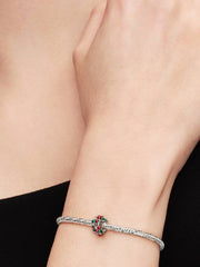 Pandora Moments Weihnachtliche Stechpalme Charm Platinbeschichtet mit roter und grüner Emaille – 734974C01