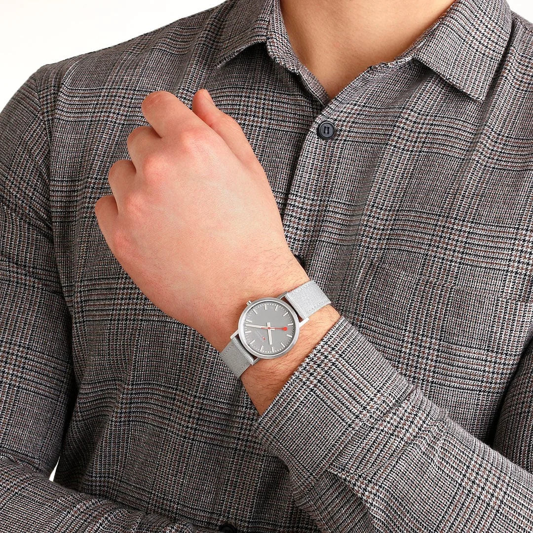 Mondaine Classic Damenuhr aus Good Gray Textil, 36 MM - A660.30314.80SBH