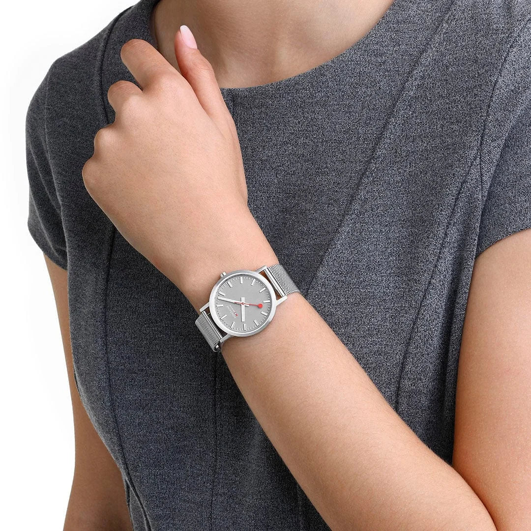 Mondaine Classic Damenuhr aus Good Gray Edelstahl, 36 MM - A660.30314.80SBJ
