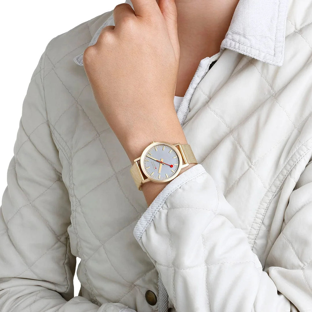 Mondaine Classic Damenuhr aus Goldene Edelstahl, 36 MM - A660.30314.80SBM