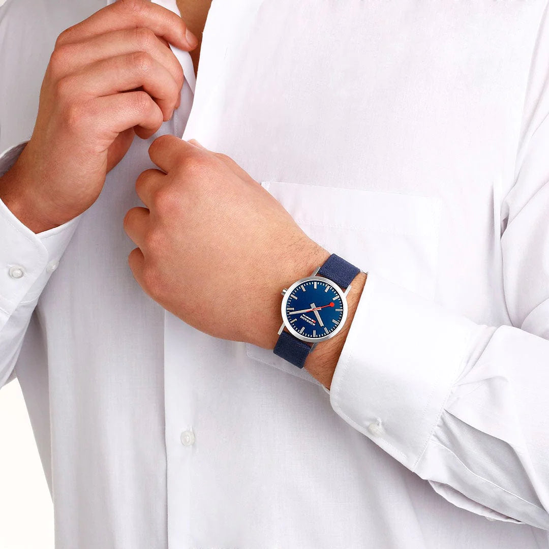 Mondaine Classic Herrenuhr aus Tiefseeblaues Textil, 40 MM - A660.30360.40SBD