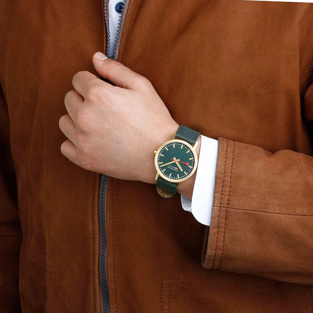Mondaine Classic Herrenuhr aus Waldgrünes Textil, 40 MM - A660.30360.60SBS