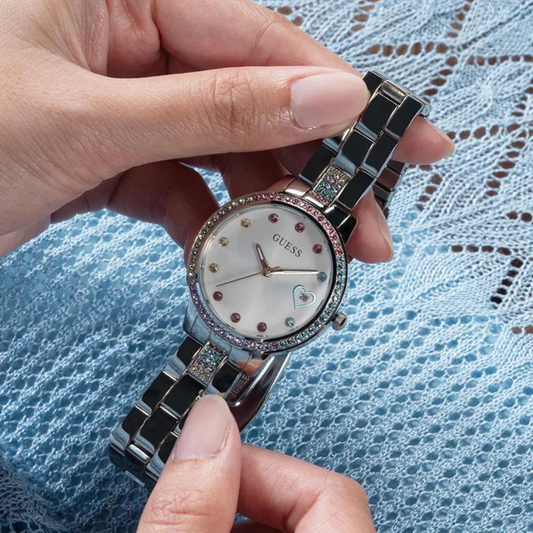 Guess Silberton Datum Damenuhr 34 MM, Drei von Herzen - GW0657L1