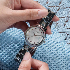 Guess Silberton Datum Damenuhr 34 MM, Drei von Herzen - GW0657L1