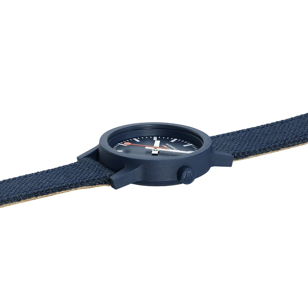 Mondaine Essence Damenuhr aus Ozeanblau Textil, 32 MM -  MS1.32140.LD