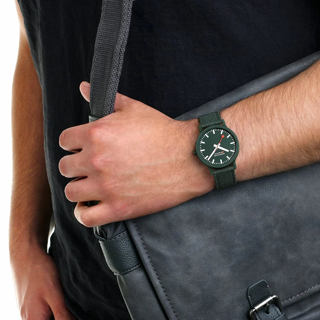 Mondaine Essence Damenuhr aus Park-Grünes Textil, 41 MM - MS1.41160.LF