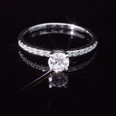 Dezente Eleganz – Weissgoldring mit zentralem Diamant und feiner Umrahmung - YZ0004854