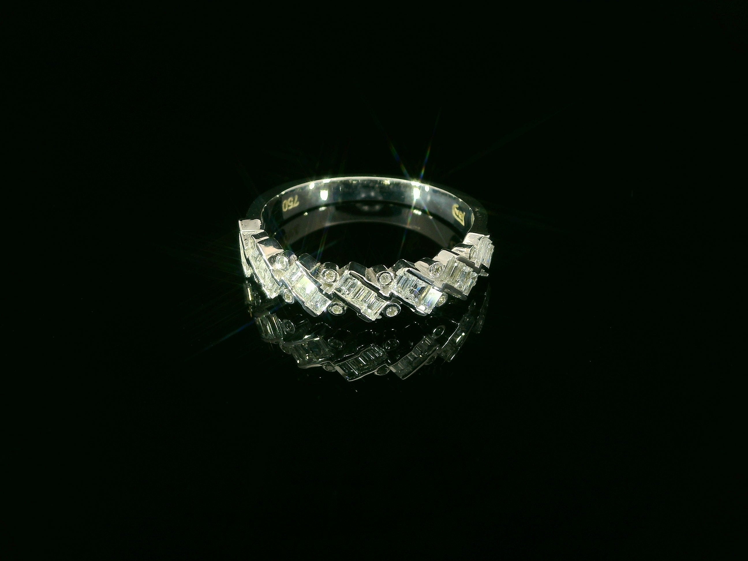 Eleganter Damenring aus 18 Karat Weissgold – mit Brillanten und feinen Diamanten besetzt - BYZ0005010