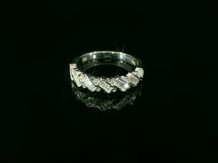 Eleganter Damenring aus 18 Karat Weissgold – mit Brillanten und feinen Diamanten besetzt - BYZ0005010
