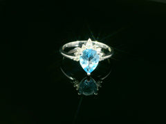 Bague exquise en or blanc avec topaze bleue et diamants – 18 carats de luxe, taille 54 – YZ0003235 