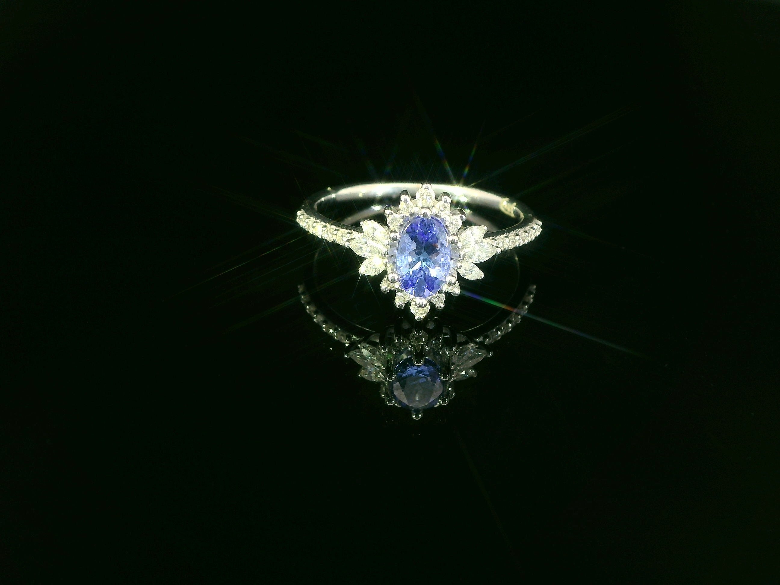 Luxuriöser Weissgoldring mit Tansanit und Diamanten – 18 Karat Eleganz - YZ0003280