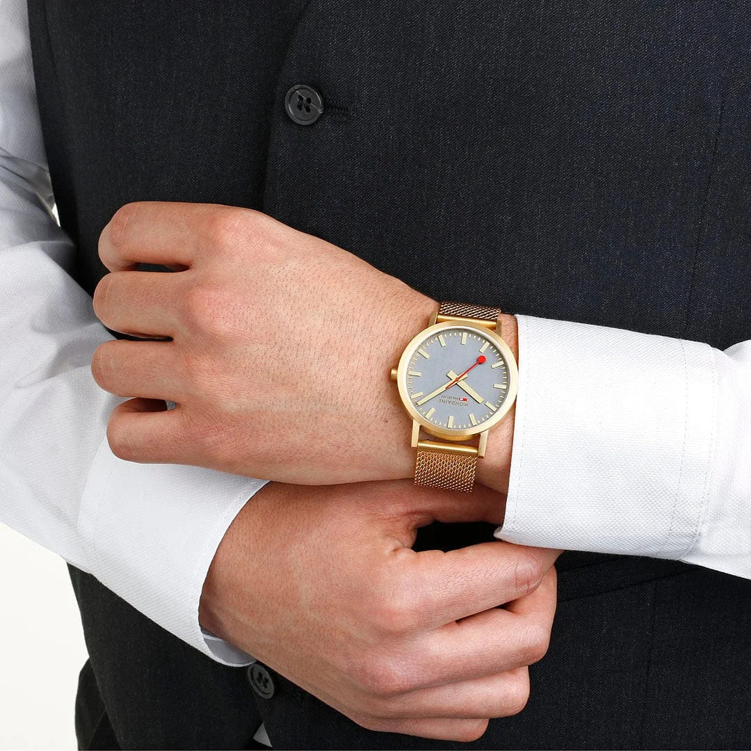 Mondaine Classic Herrenuhr aus Goldene Edelstahl, 40 MM - A660.30360.80SBM