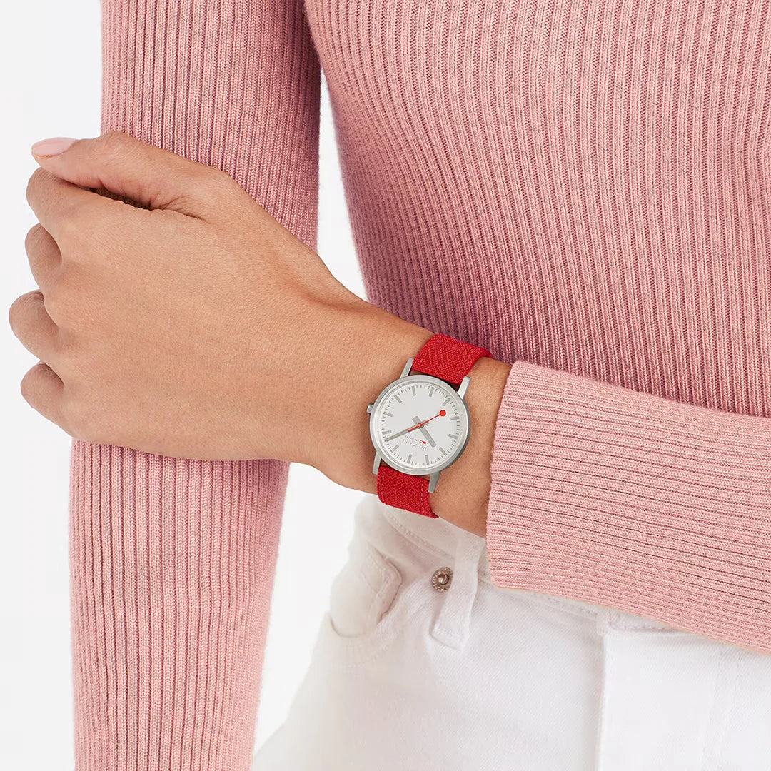 Mondaine Classic Damenuhr in Rot, 30 MM - A658.30323.17SBC