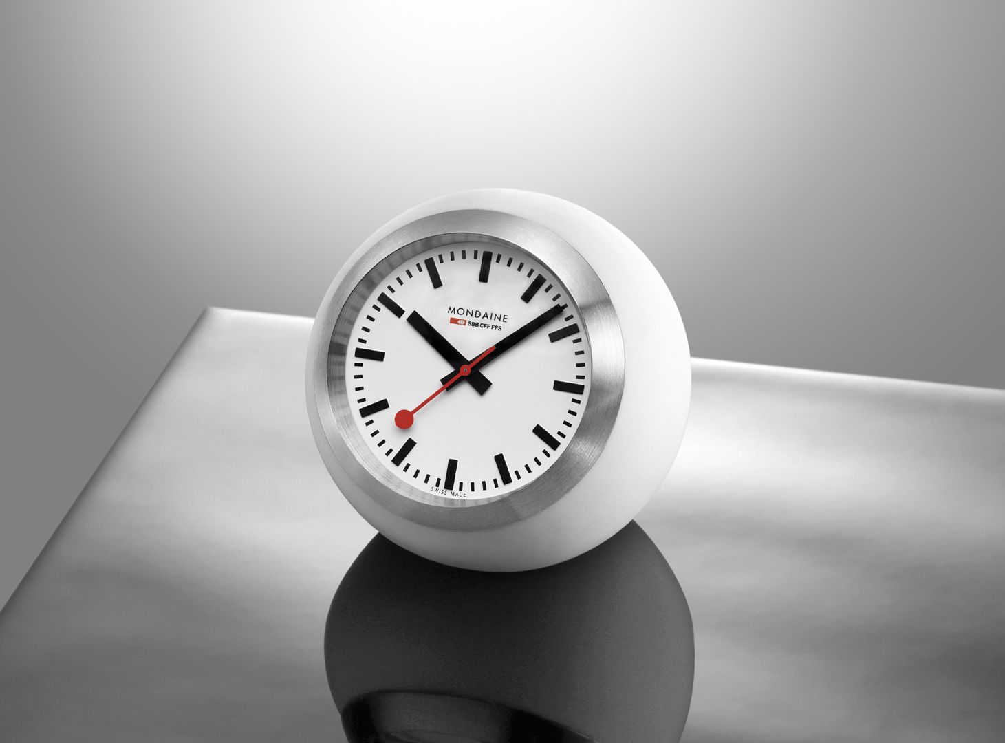 Mondaine Globe Tischuhr Weiss 60mm Unisexuhr - A660.30335.16SBA