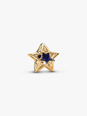 Der Pandora Moments Stern Charm mit edler 14K Vergoldung und funkelnder blauer Emaille