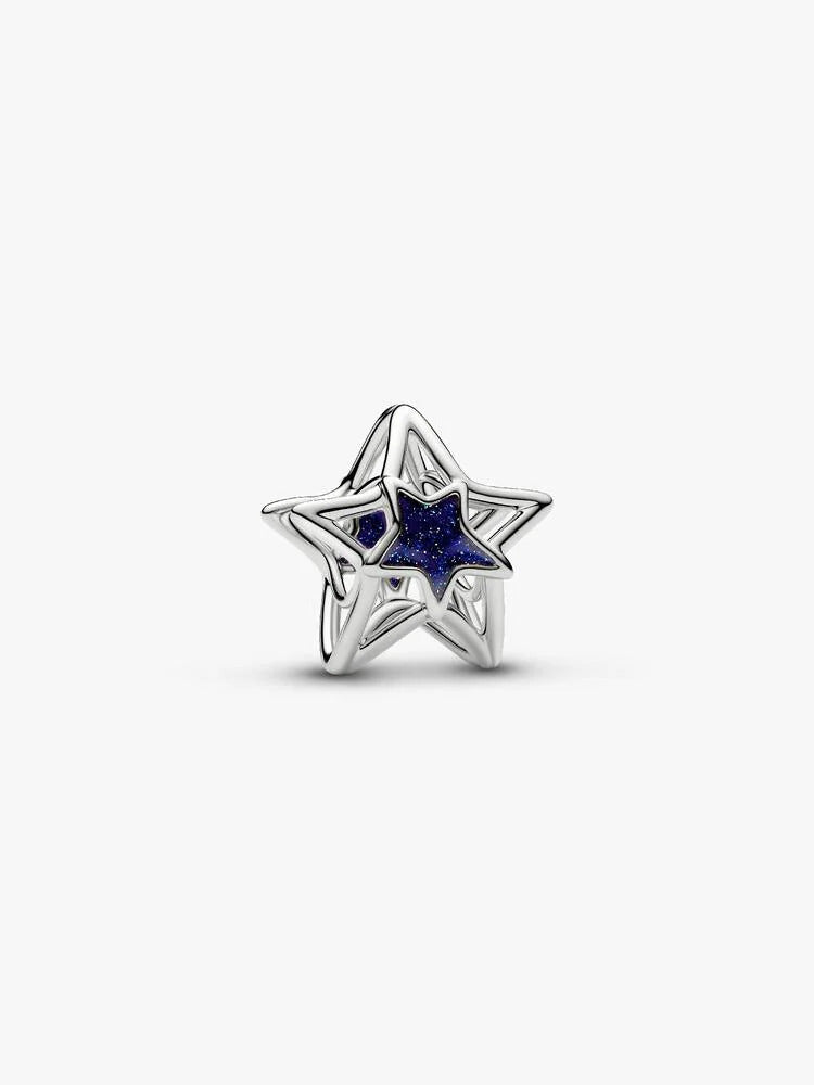 Der Pandora Moments Stern Charm mit edler Platinbeschichtung und funkelnder blauer Emaille