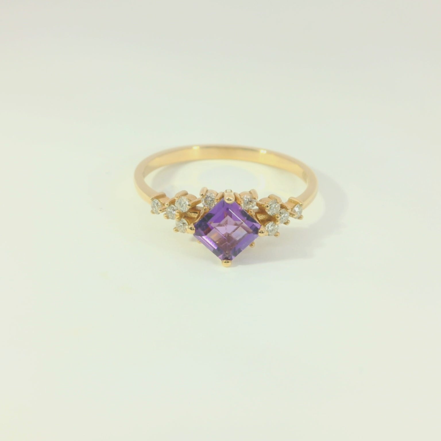 Exklusiver Gelbgoldring mit Amethyst und Diamanten – 18 Karat Schmuckstück in Grösse 54 - YZ0002919