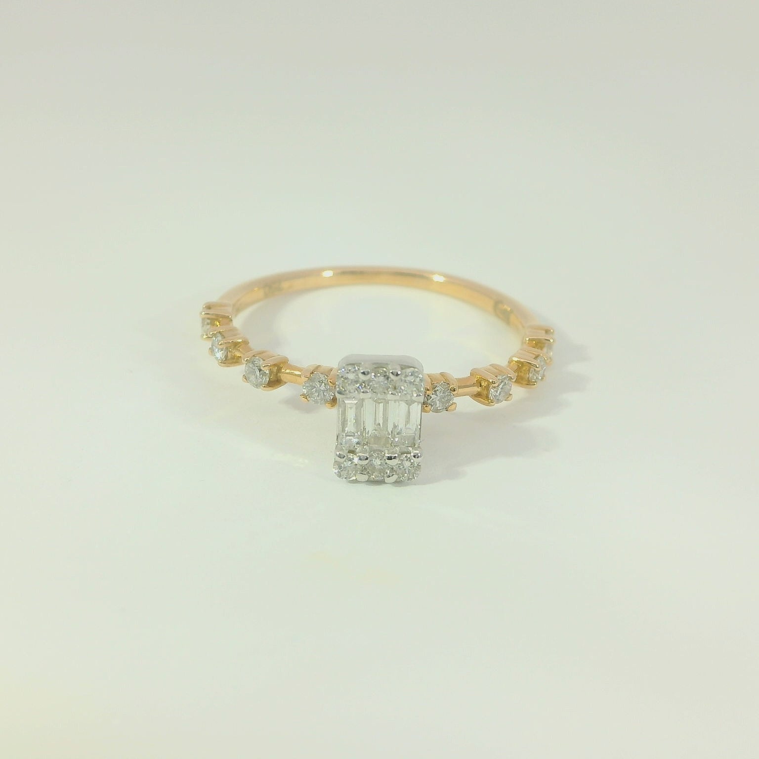 Gelbgold-Ring mit 17 Diamanten – Stilvoll, Edel, Einzigartig - BYZ 5007