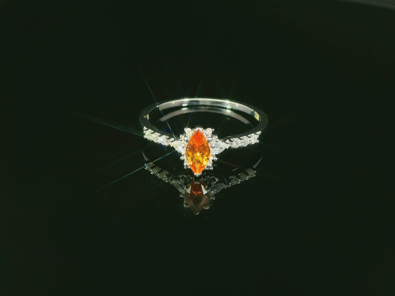 Eleganter Weissgoldring mit Saphir und Diamanten – 18 Karat Schmuckstück in Grösse 56 - BYZ0003254