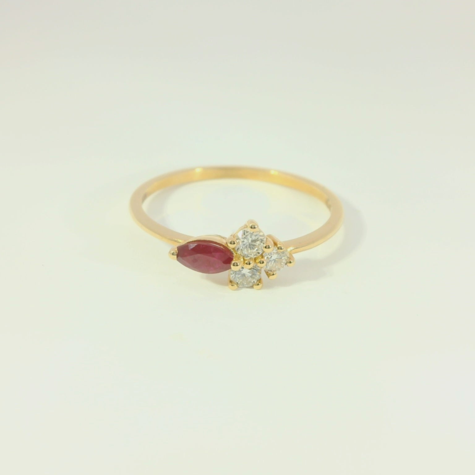 Bague élégante en or jaune avec rubis et diamants – Bijou 18 carats, taille 57 – BYZ0003268 