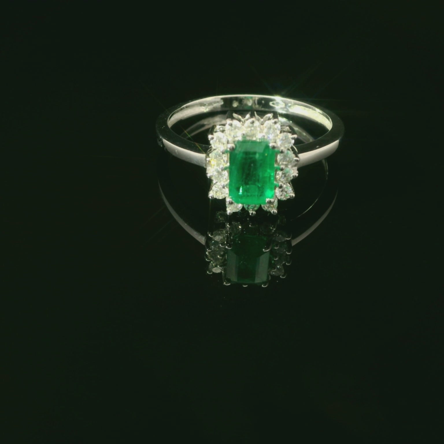 Edler Weissgoldring mit Smaragd und Diamanten – 18 Karat Meisterstück in Grösse 53 -18K-Smaragold