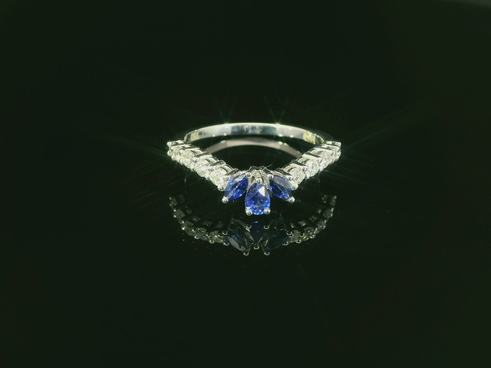 Zeitlose Eleganz in Weissgold – Ring mit Diamanten und Saphiren - MYZ0000001