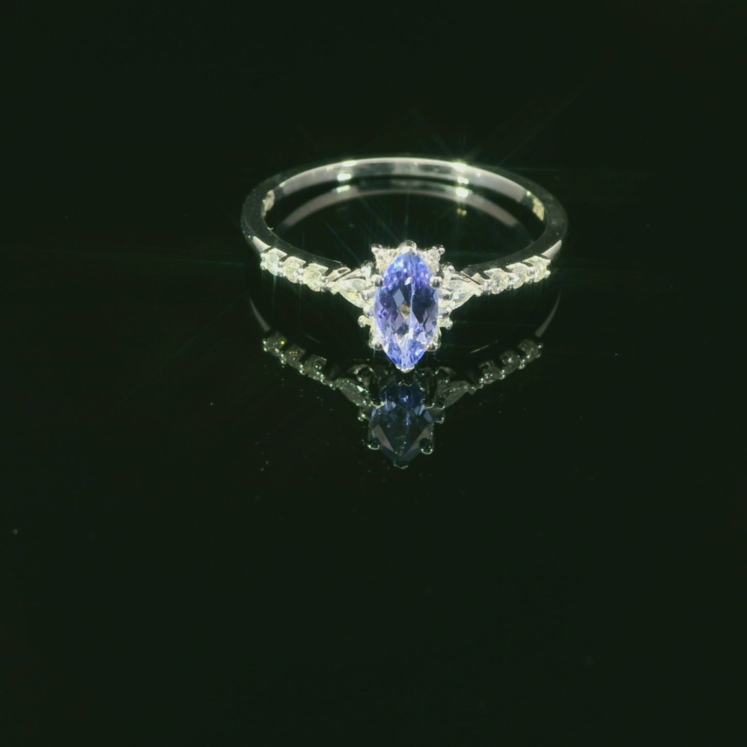 Eleganter Weissgoldring mit Tansanit und Diamanten – 18 Karat Luxus in Grösse 55 - YZ0003255