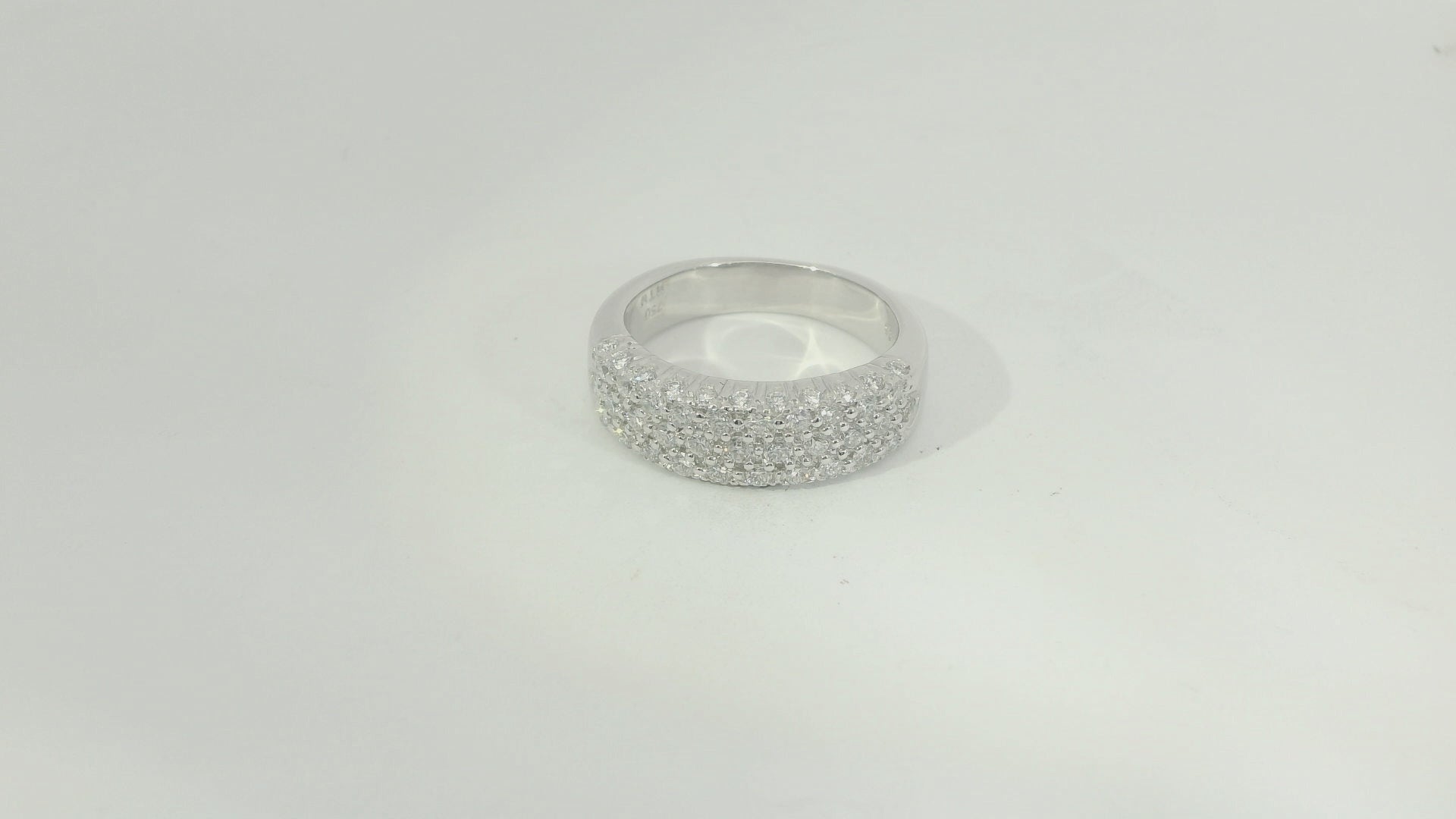 18K Weissgold - 750 Ring 6.4gr mit 12 Diamanten