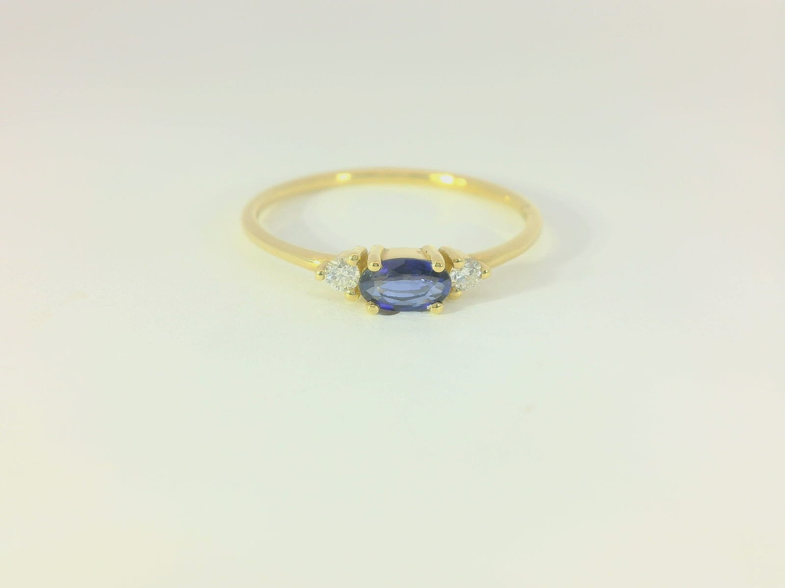 Damenring aus 18K Gelbgold mit 16 Diamanten und blauem Topas – Zeitlose Eleganz -BYZ0003326