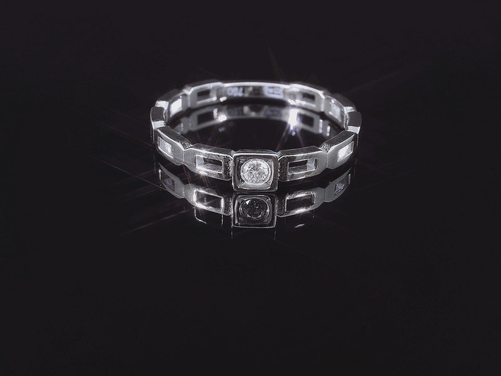 Feiner Damenring aus 18 Karat Weissgold – mit funkelndem Einzel-Diamanten - YZ0003292