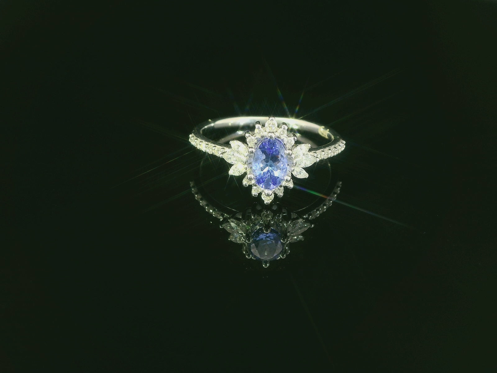 Luxuriöser Weissgoldring mit Tansanit und Diamanten – 18 Karat Eleganz - YZ0003280