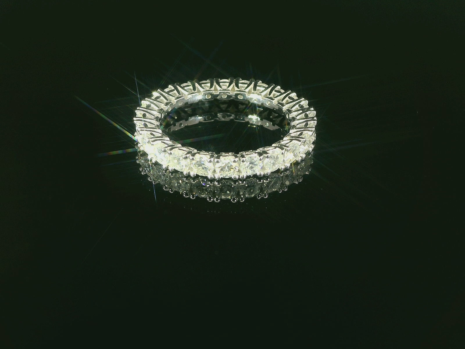 Zarter Damenring aus 18 Karat Weissgold – mit feinen Diamanten veredelt - YZ0004290
