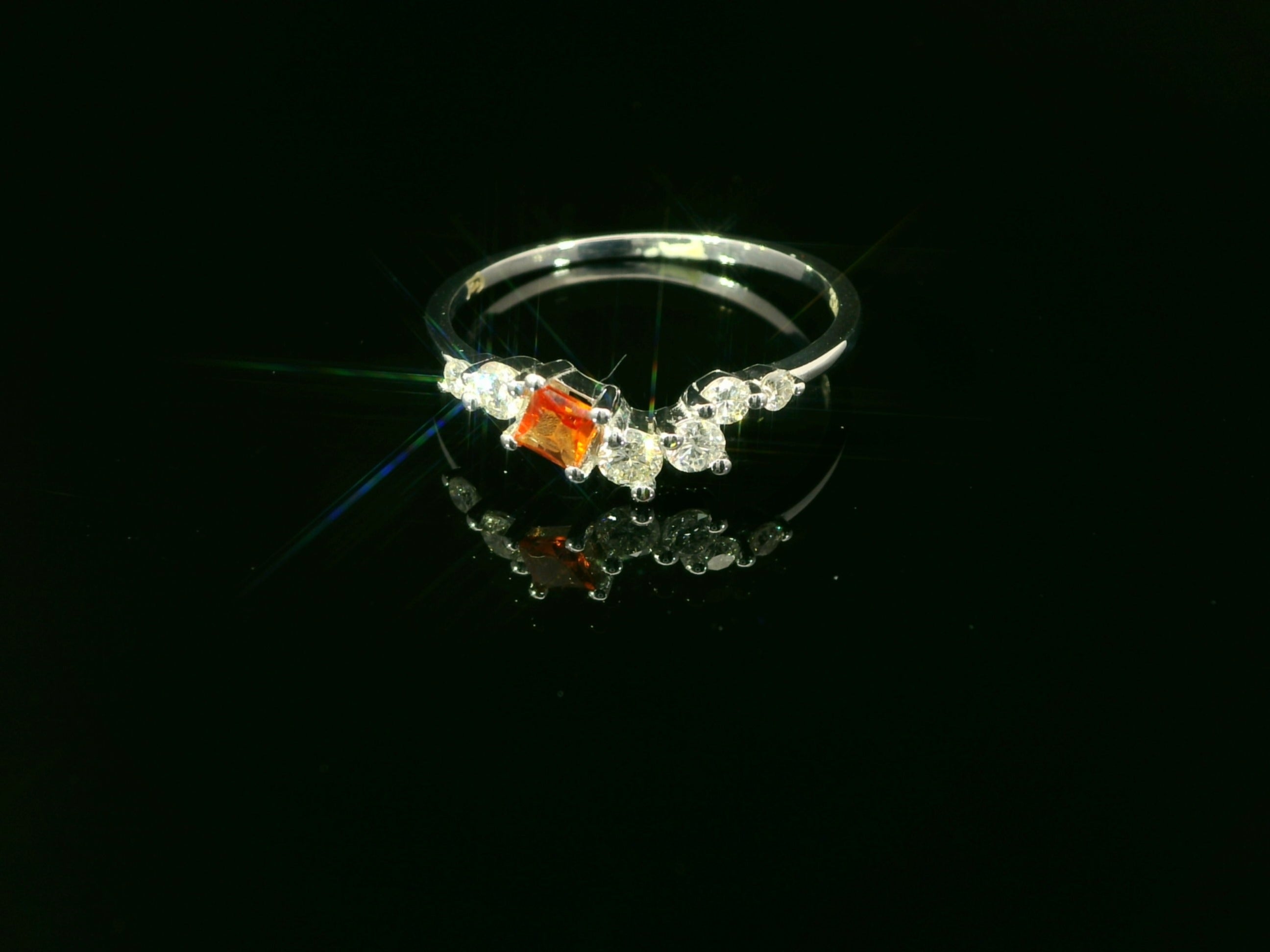 Zeitlos Eleganter Weissgoldring mit Saphir und Diamanten - 18 Karat in Grösse 57 - YZ0003270