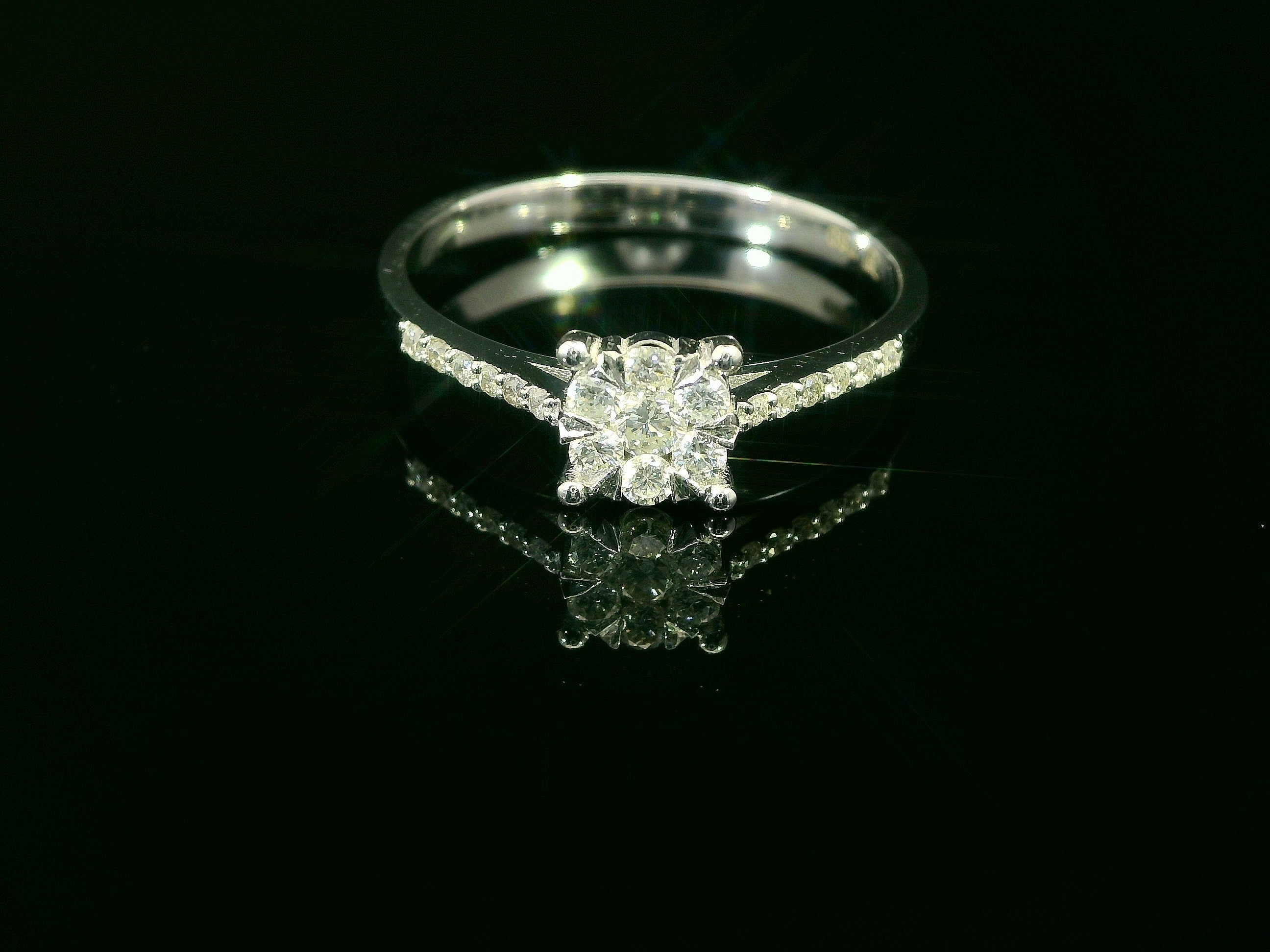 Zeitlose Eleganz in 18 Karat Weissgold – Diamantring für stilbewusste Momente - YZ0004918